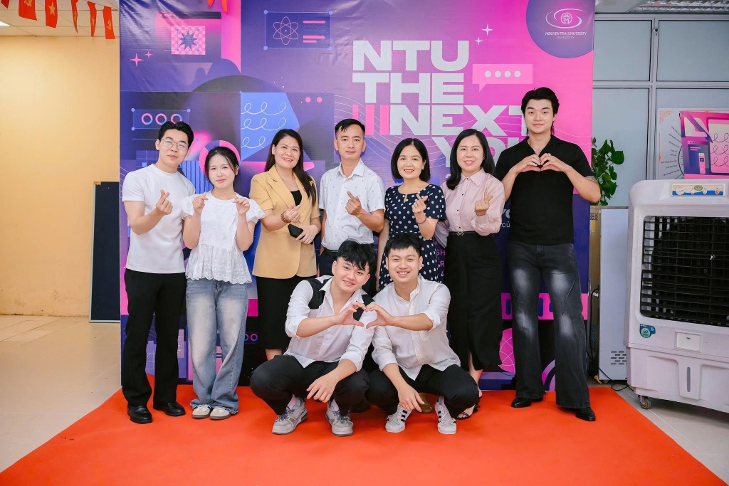 Đội ngũ giảng viên và sinh viên Đại học Nguyễn Trãi