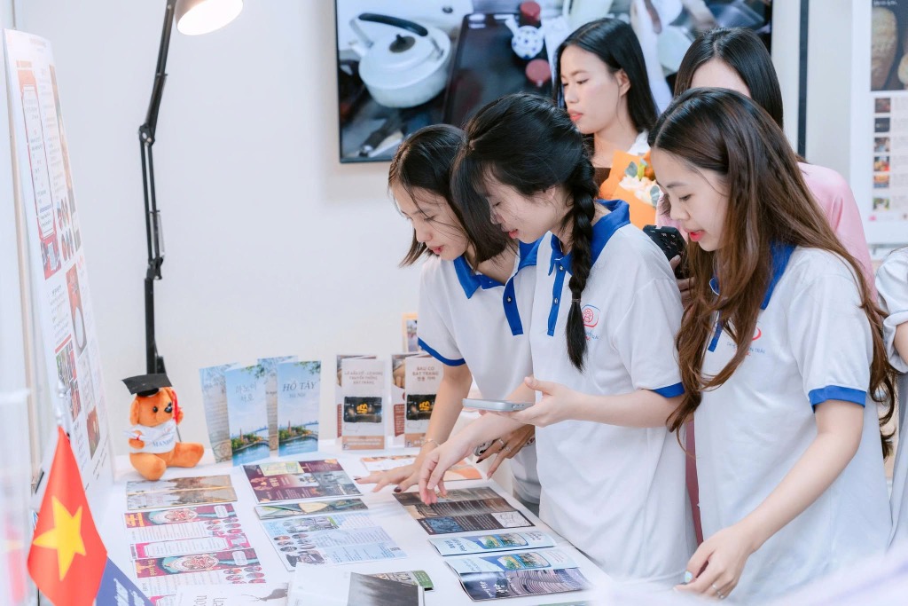 Sinh viên Đại học Nguyễn Trãi thực hành và trải nghiệm thực tế